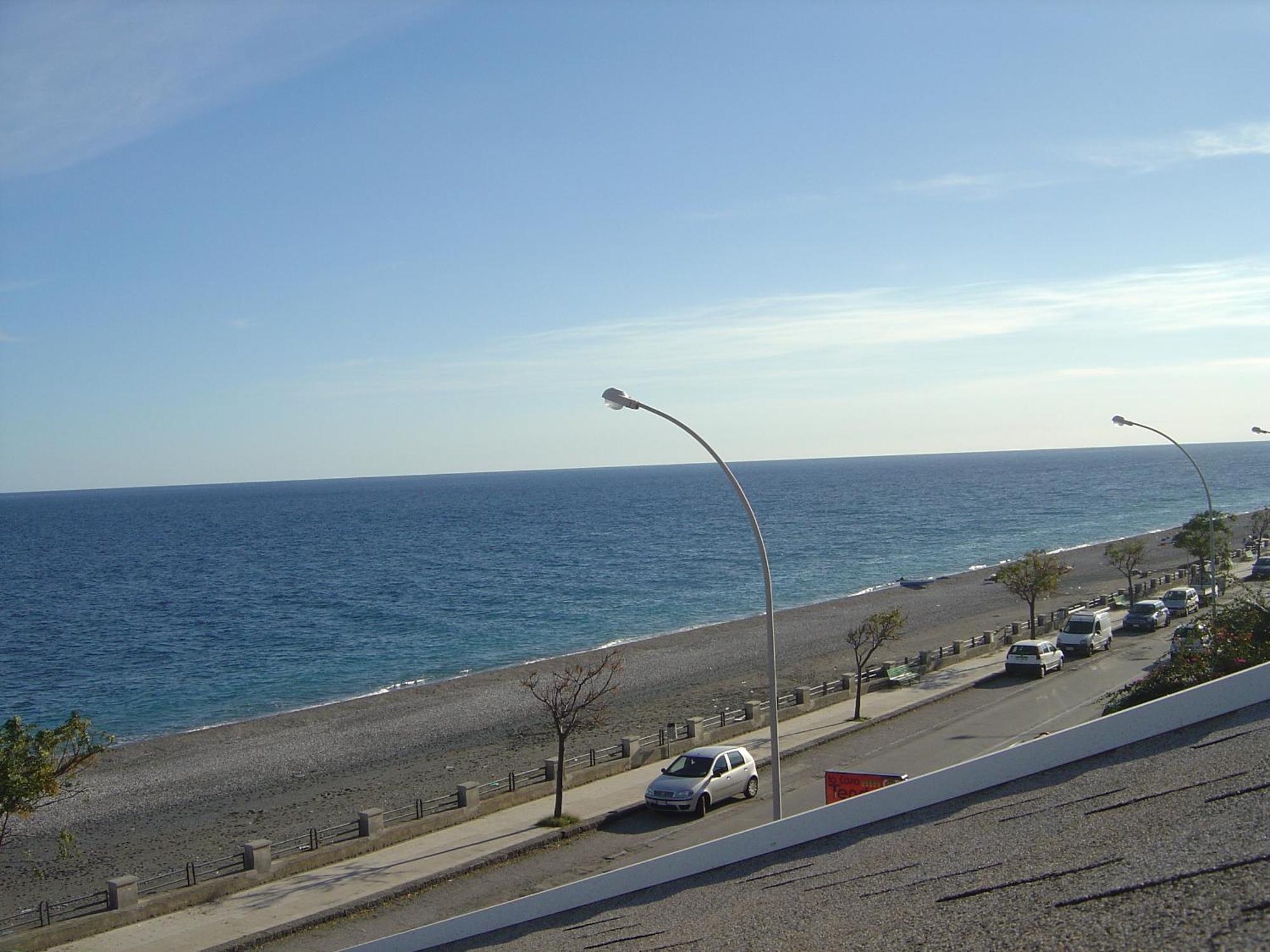 Mirone Apartment Fronte Mare Beachfront House Roccalumera Exterior photo